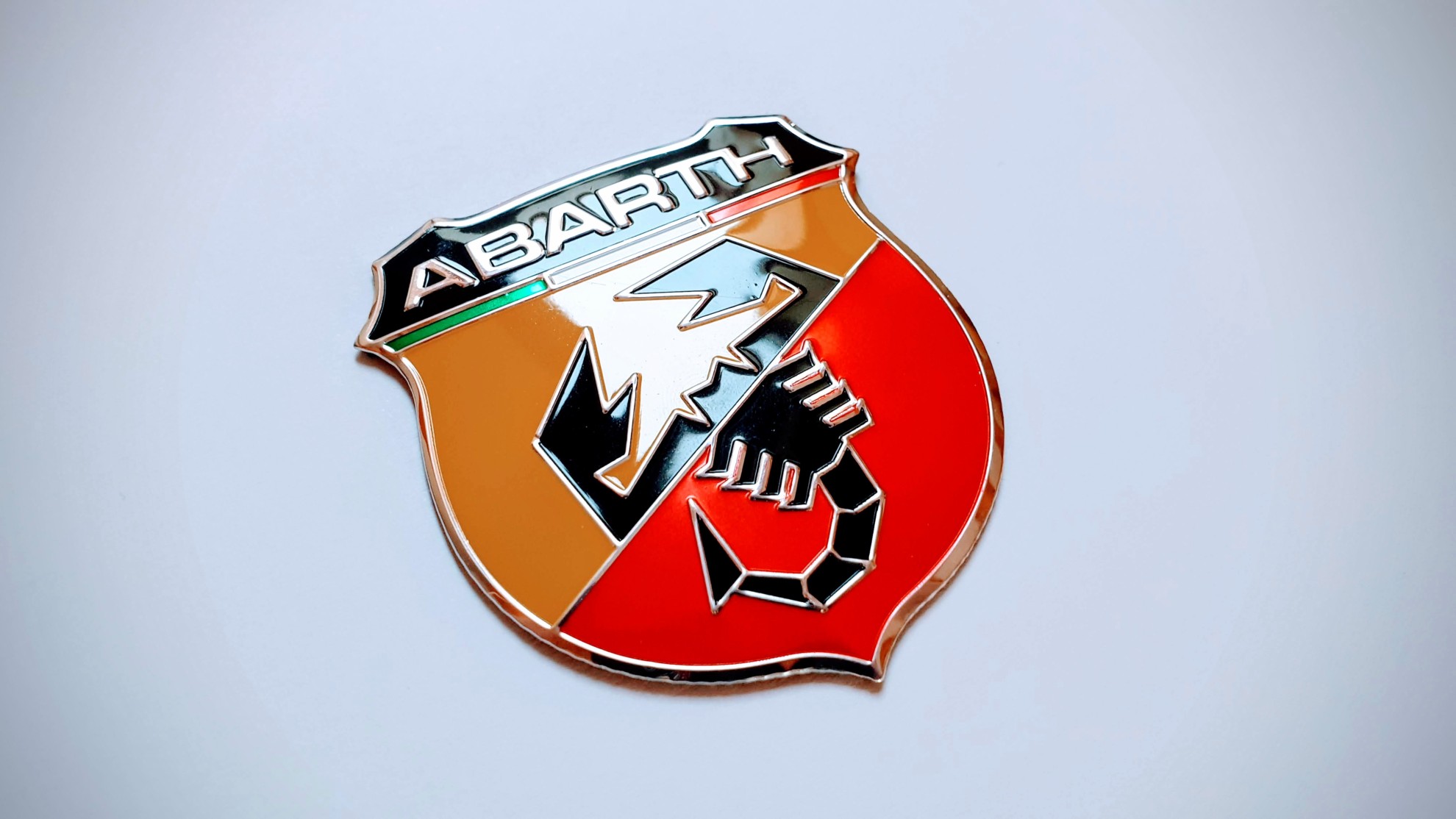 Emblema Abarth plastica 55x60 (1)