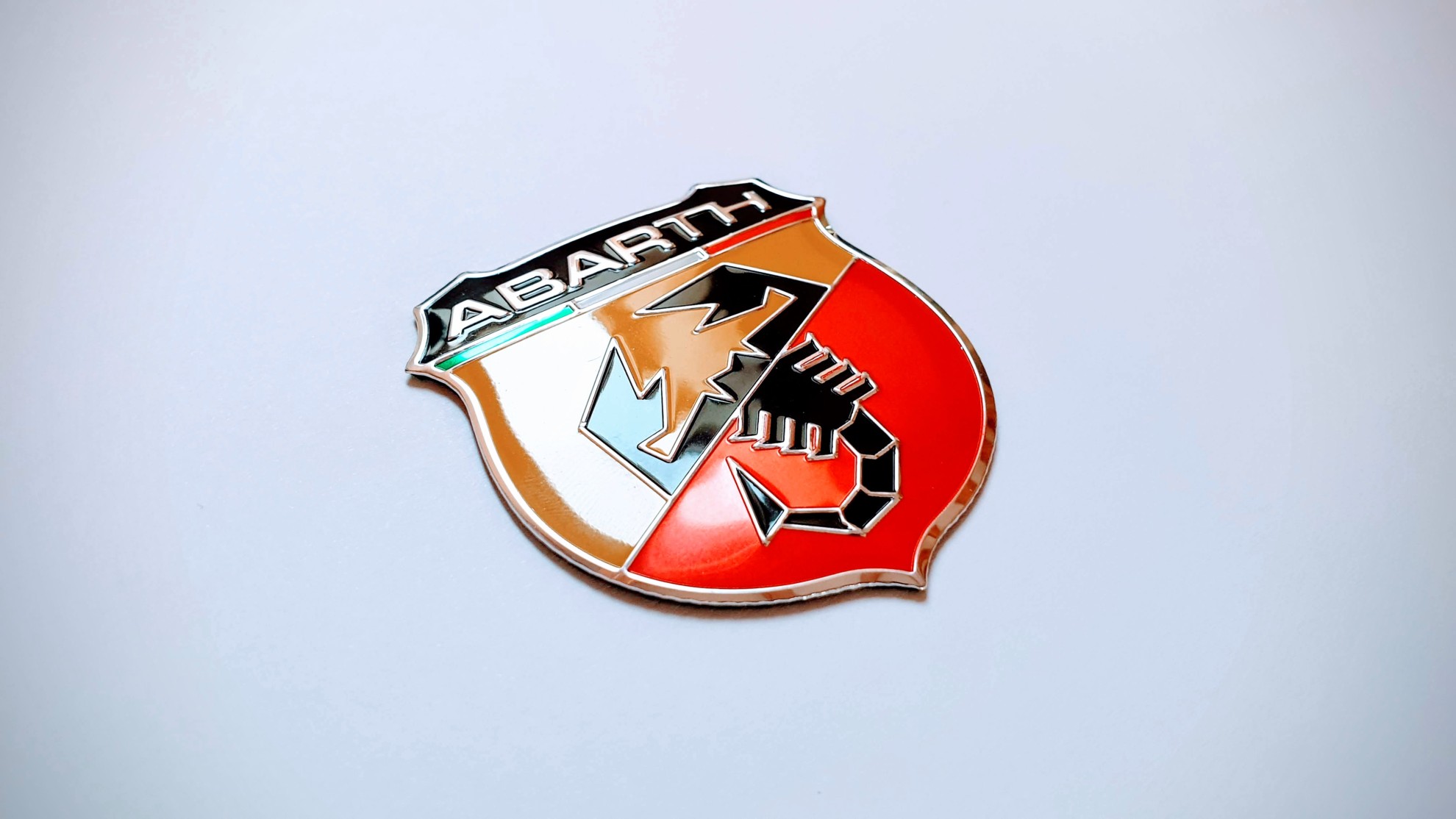 Emblema Abarth plastica 55x60 (4)